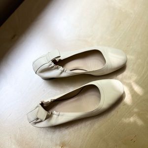 Everlane off-white color round toe shoes 2 inches